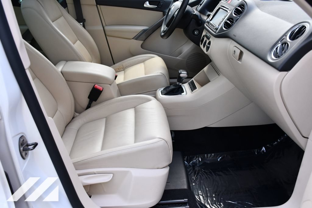Used 2010  Volkswagen SE image 27