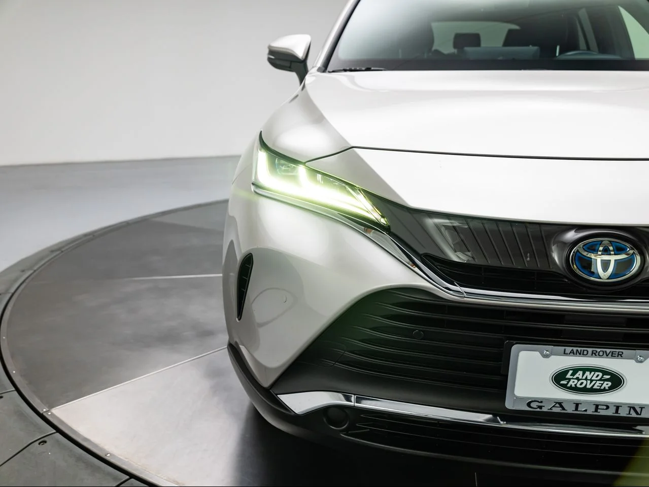 Used 2022 Titanium Glow Toyota XLE image 10