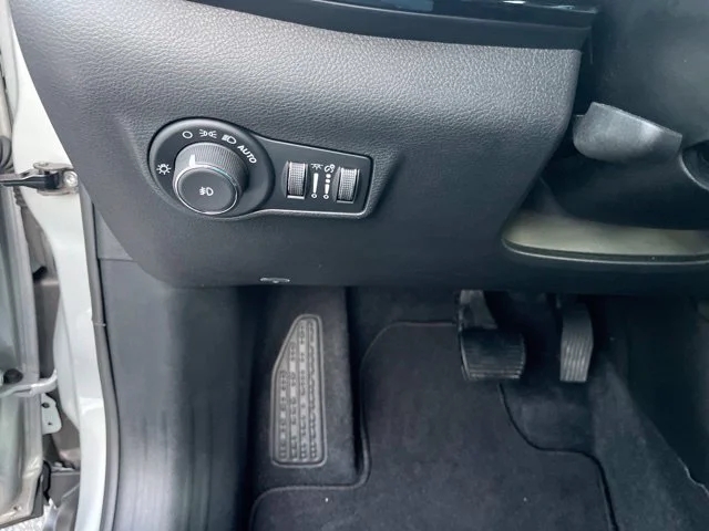 Used 2026 Silver Jeep Latitude image 31