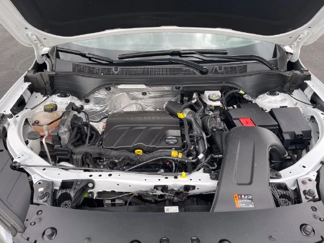 Used 2025 Summit White Chevrolet 2RS image 26