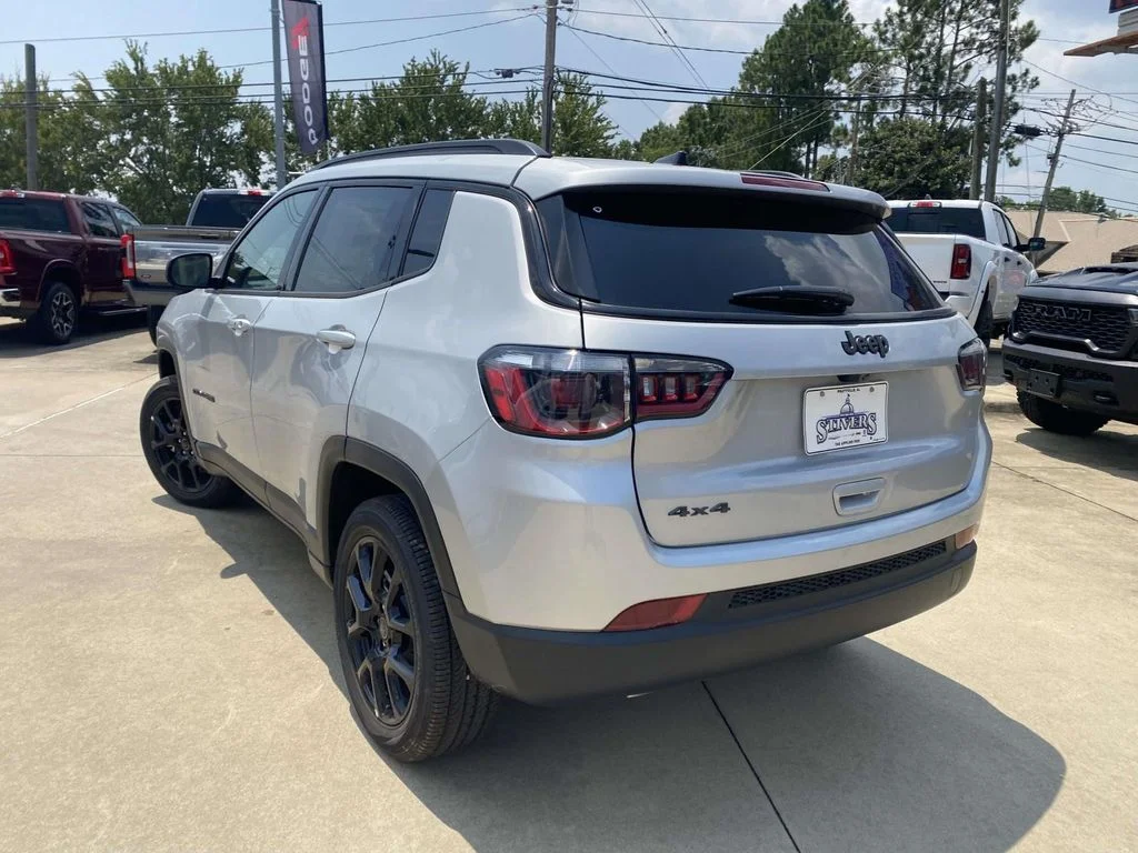 New 2026 Silver Zynith Metallic Clearcoat Jeep Latitude Altitude image 35