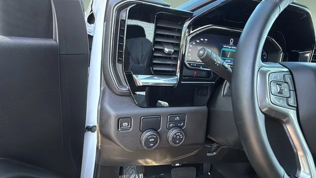 Used 2025 Summit White Chevrolet LT image 21