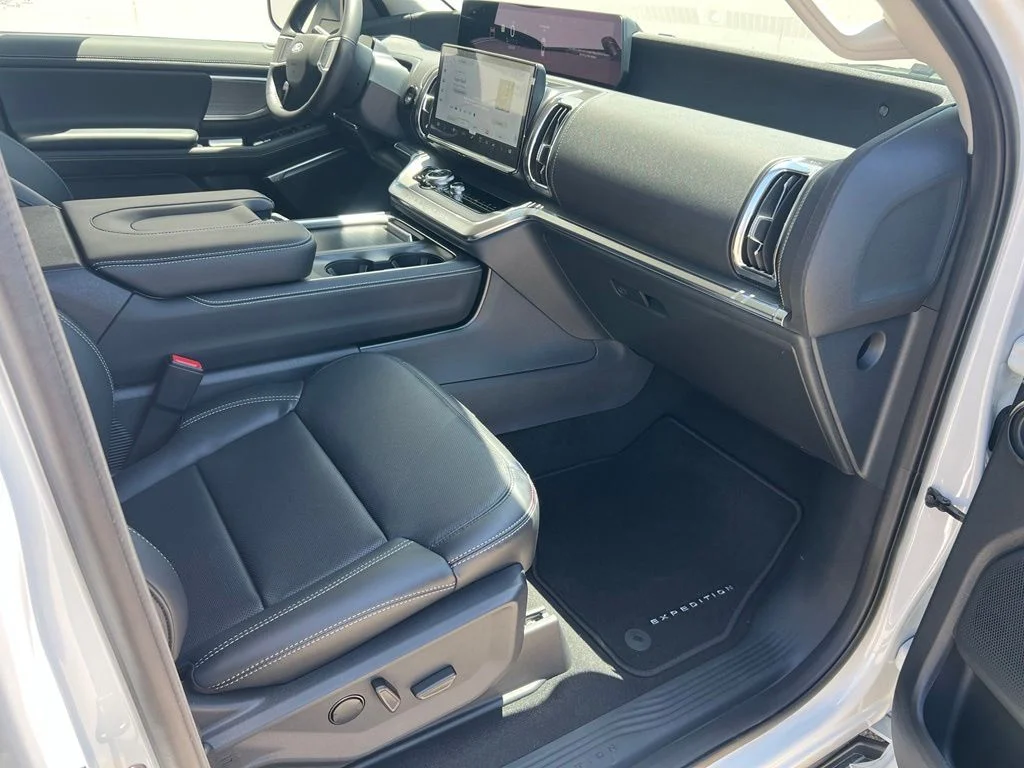 New 2027 Star White Metallic Tri-Coat Ford MAX Platinum image 33