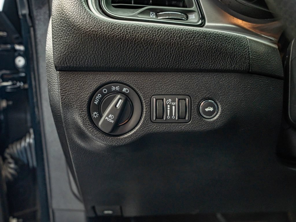 Used 2021 Pitch Black Clearcoat Dodge SXT image 18