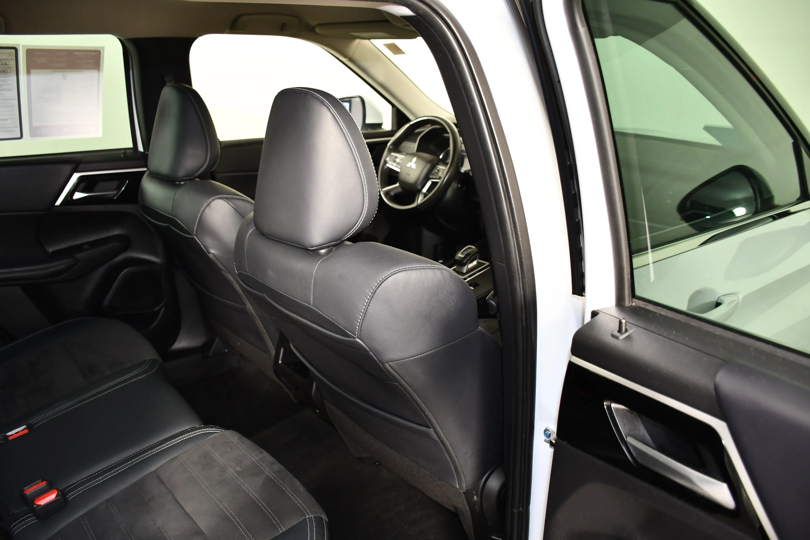Certified Used 2023 White Diamond Mitsubishi SE image 43
