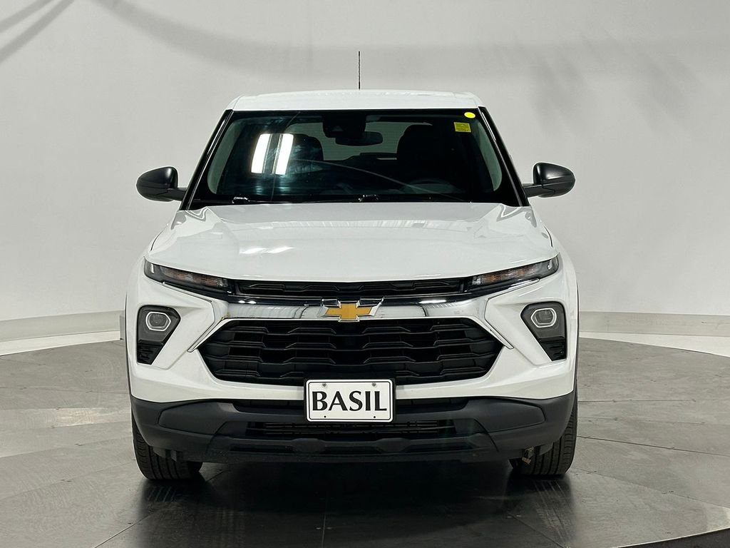 Used 2025 White Chevrolet LS image 9