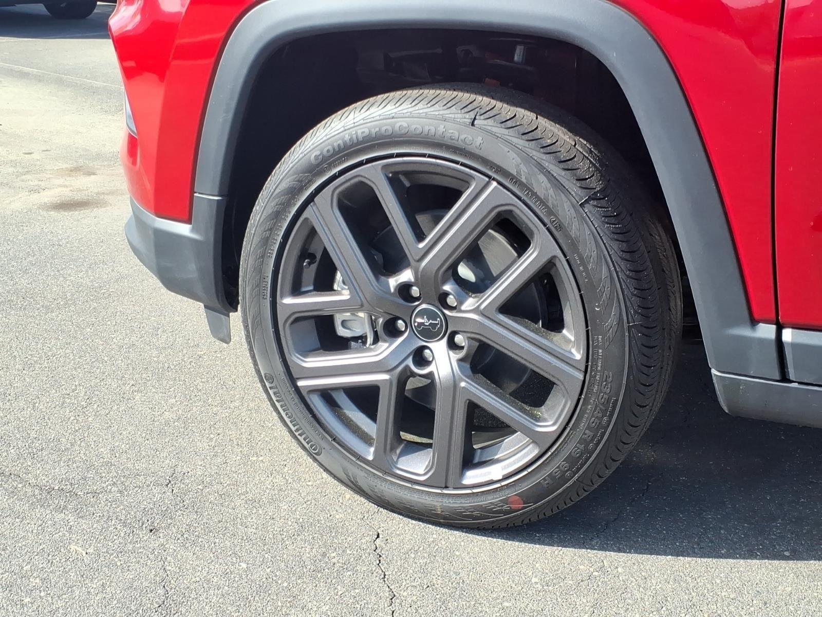 New 2026 Red Hot Pearl-Coat Exterior Paint Jeep Latitude Altitude image 11