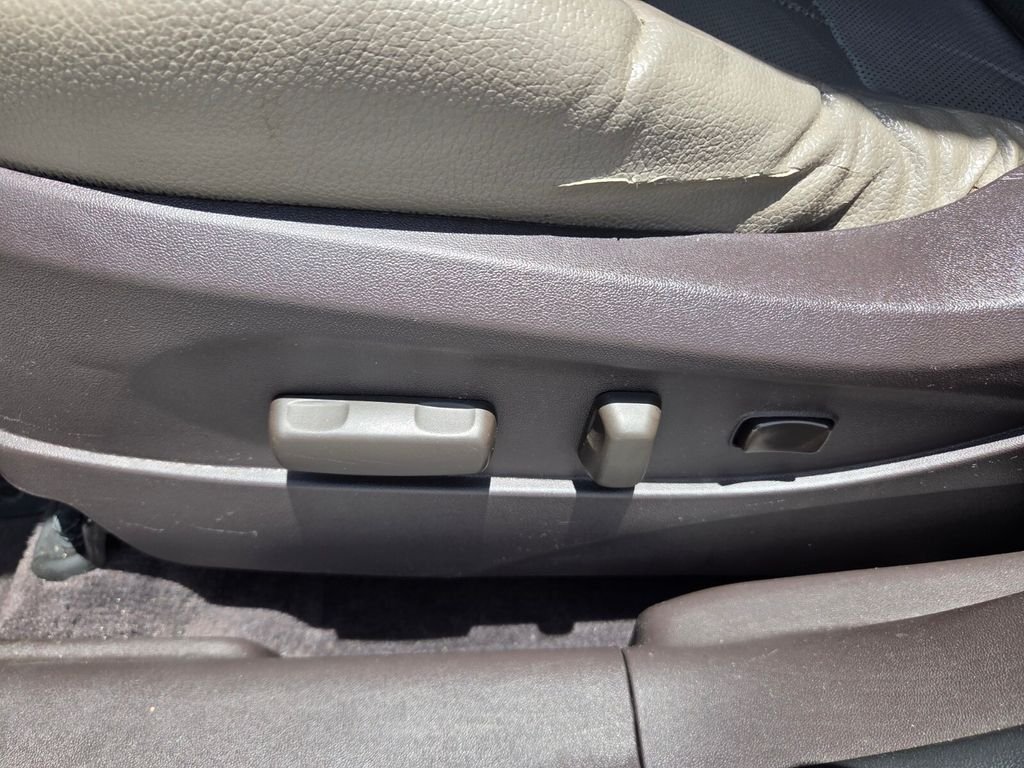 Used 2015 White Hyundai Limited image 3