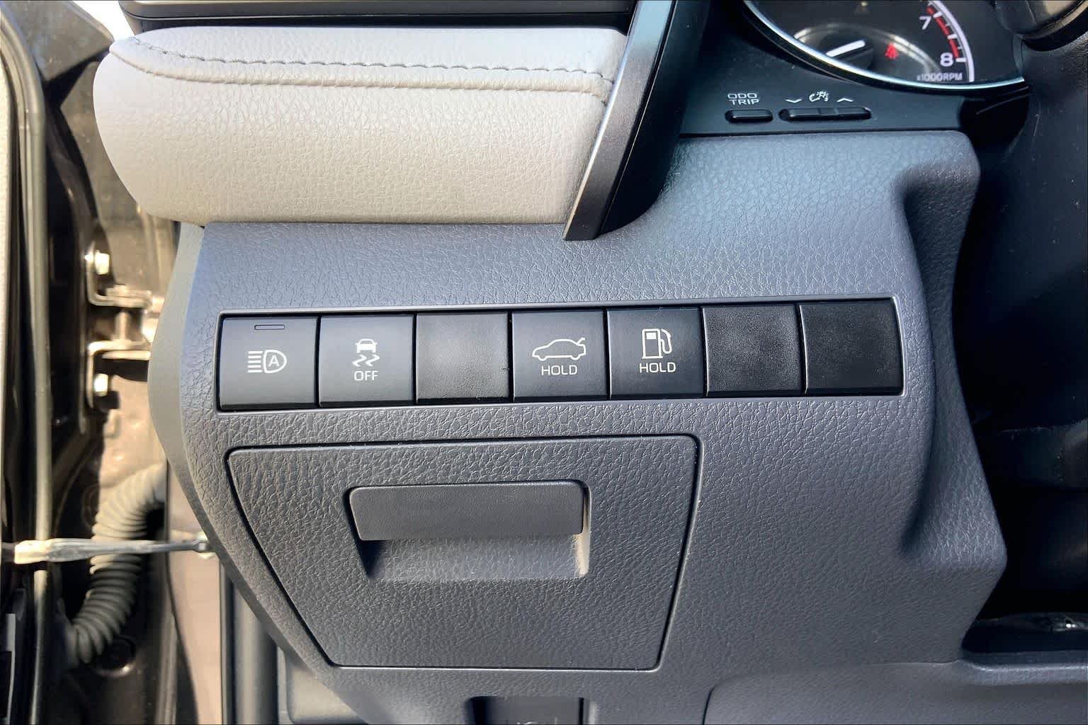 Used 2019 Brownstone Toyota LE image 33