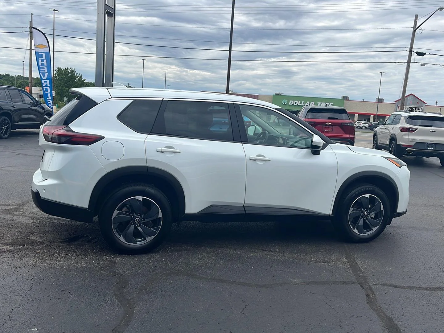 Used 2024 Everest White Pearl Nissan SV image 6