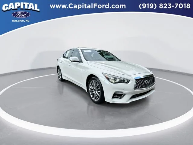 Used 2023 White INFINITI LUXE image 2
