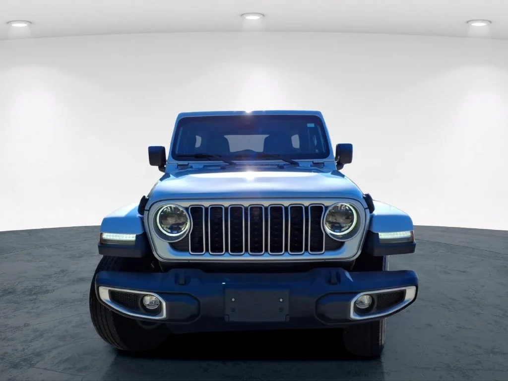 Used 2024 Silver Jeep Sahara image 4