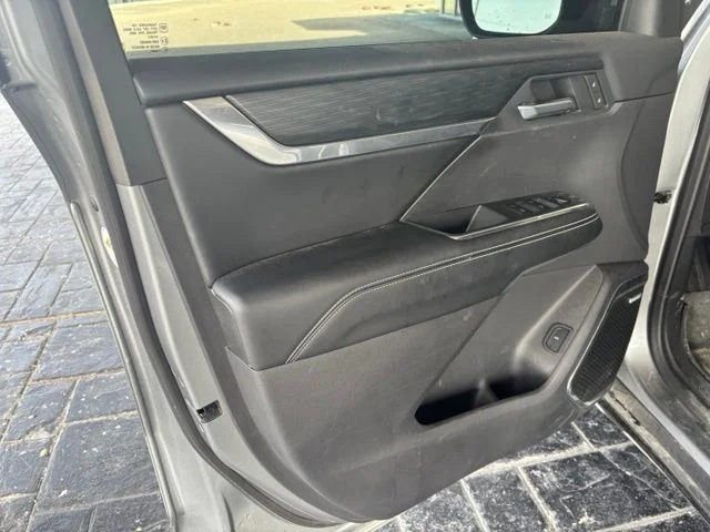 Used 2025 Silver GMC Elevation image 9