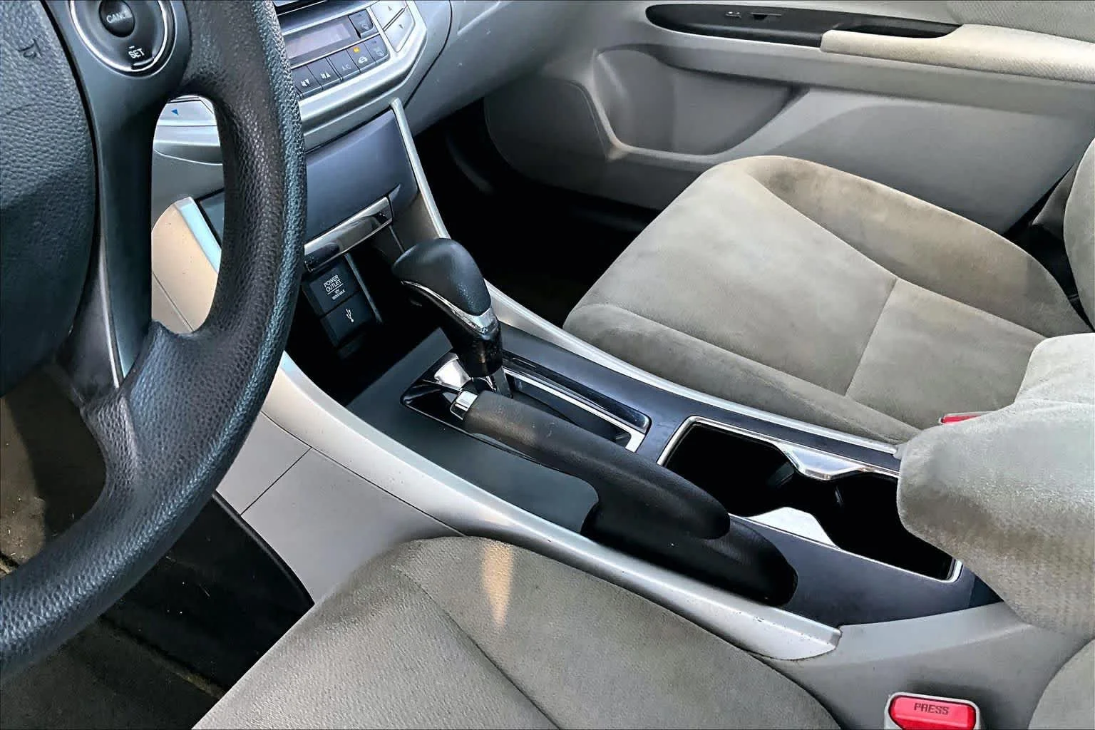 Used 2013 Alabaster Silver Metallic Honda LX image 15