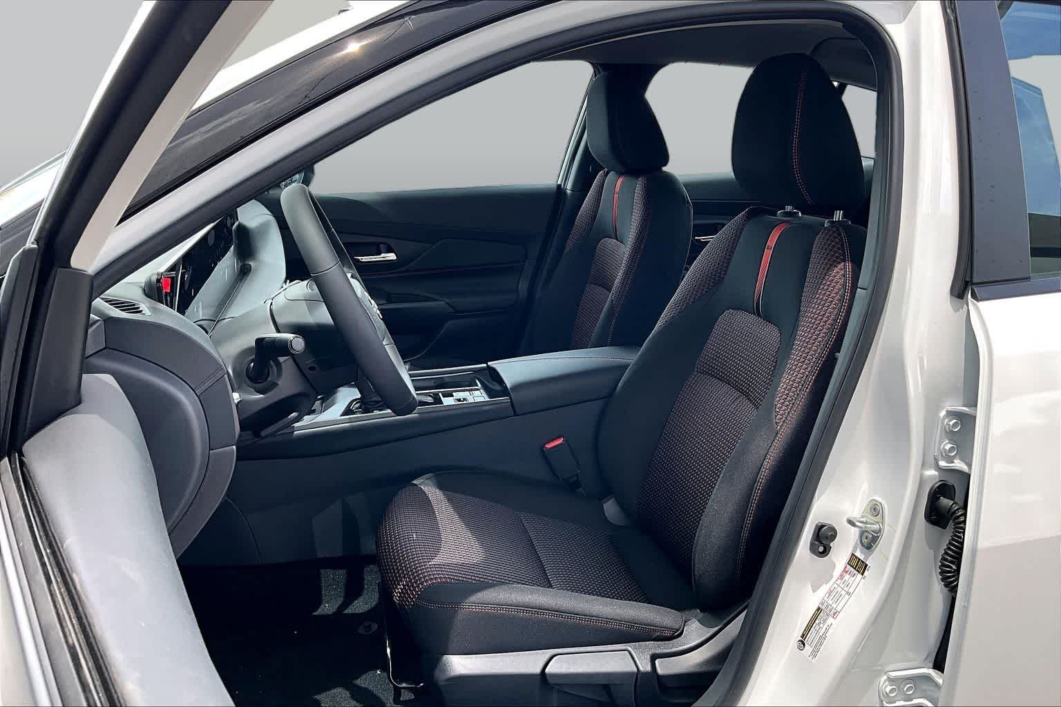 New 2026 Aspen White Tricoat/Super Black Nissan SR image 15