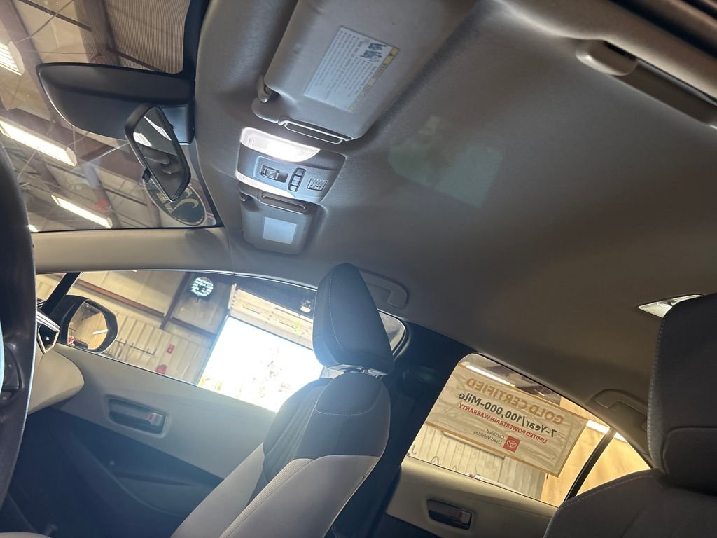 Used 2022  Toyota LE image 12