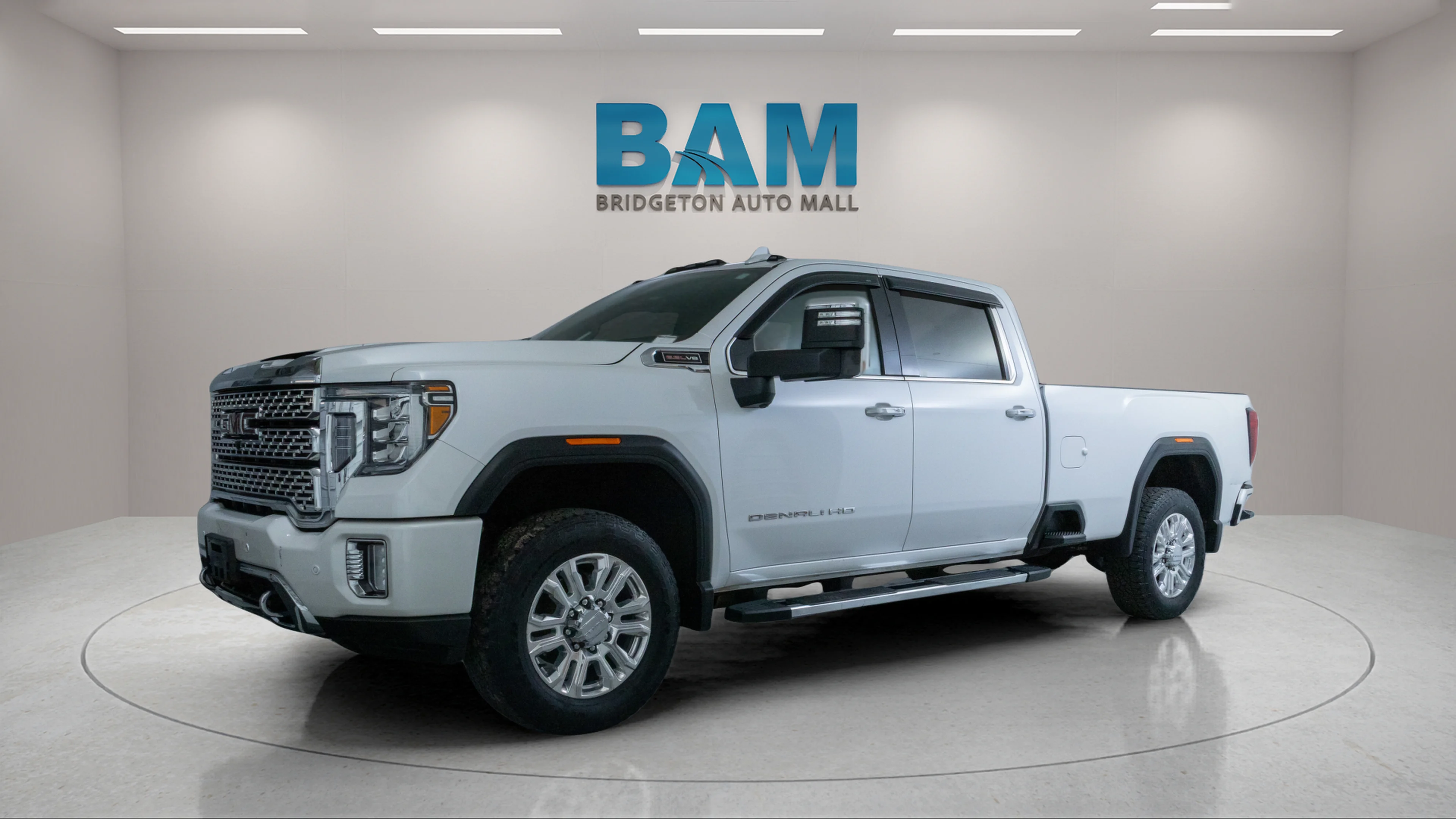 Used 2021 White Frost Tricoat GMC Denali image 3