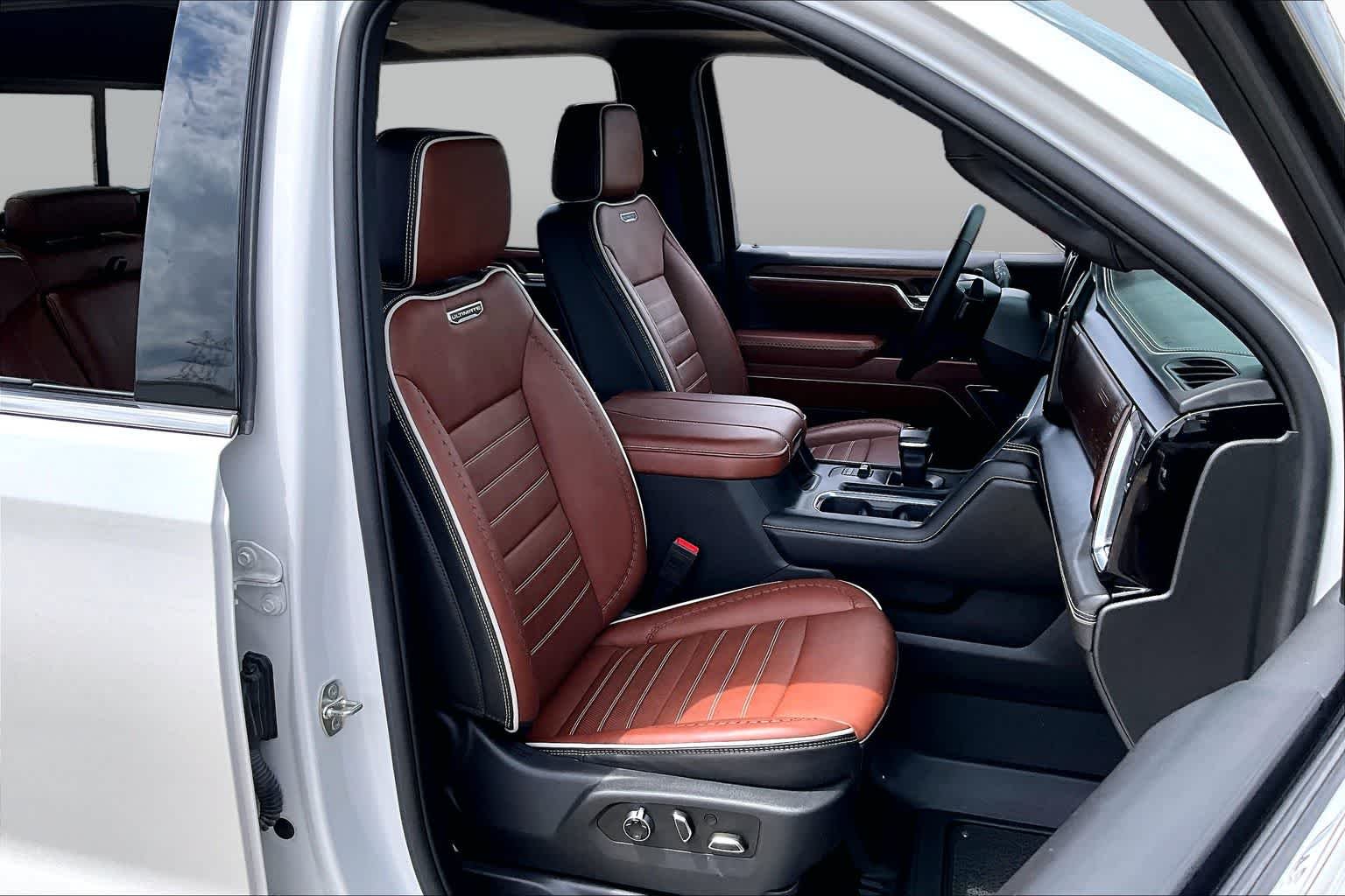 Used 2023 White Frost Tricoat GMC Denali Ultimate image 9