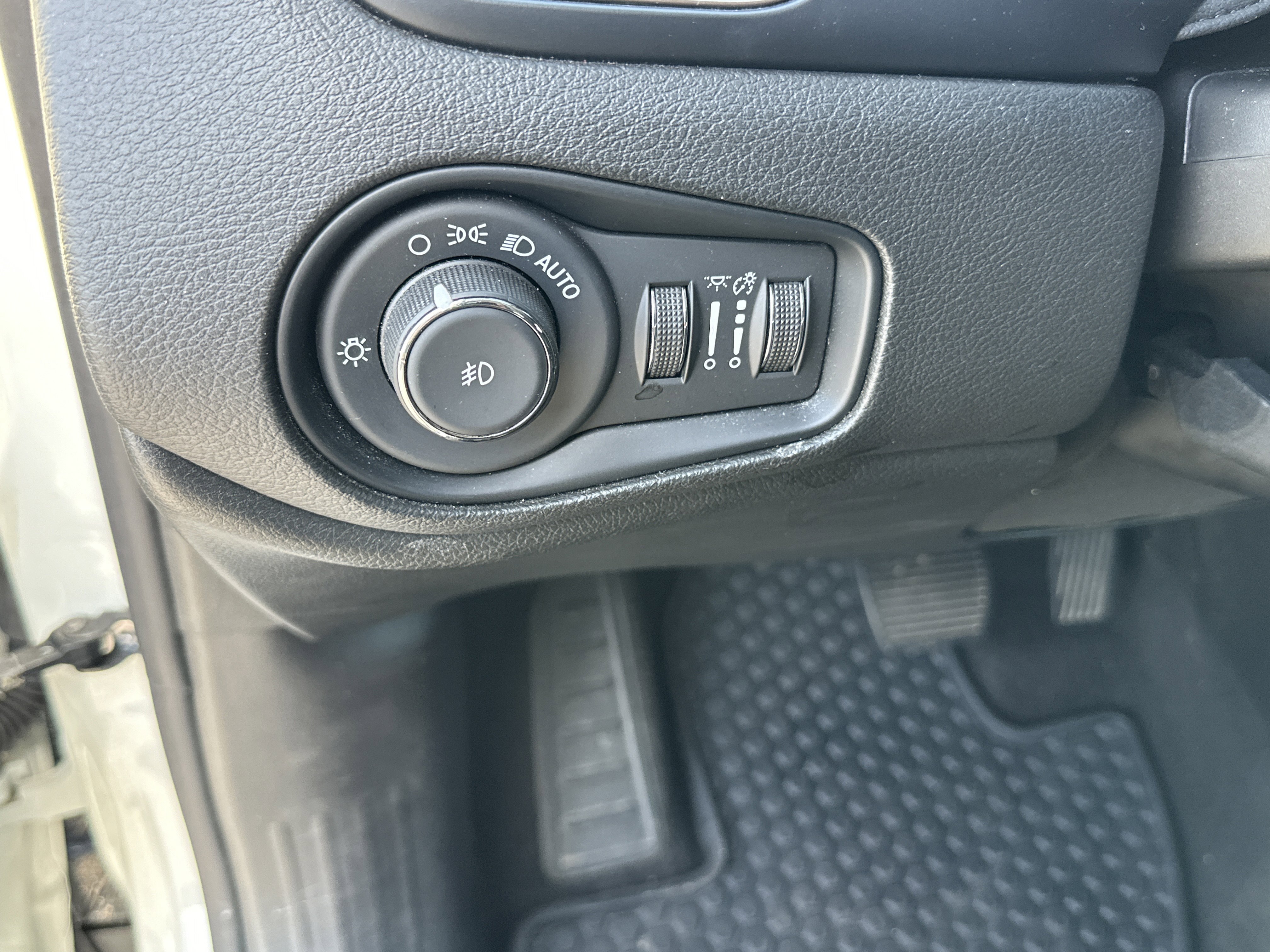 Used 2023 Alpine White Clearcoat Jeep Upland image 28