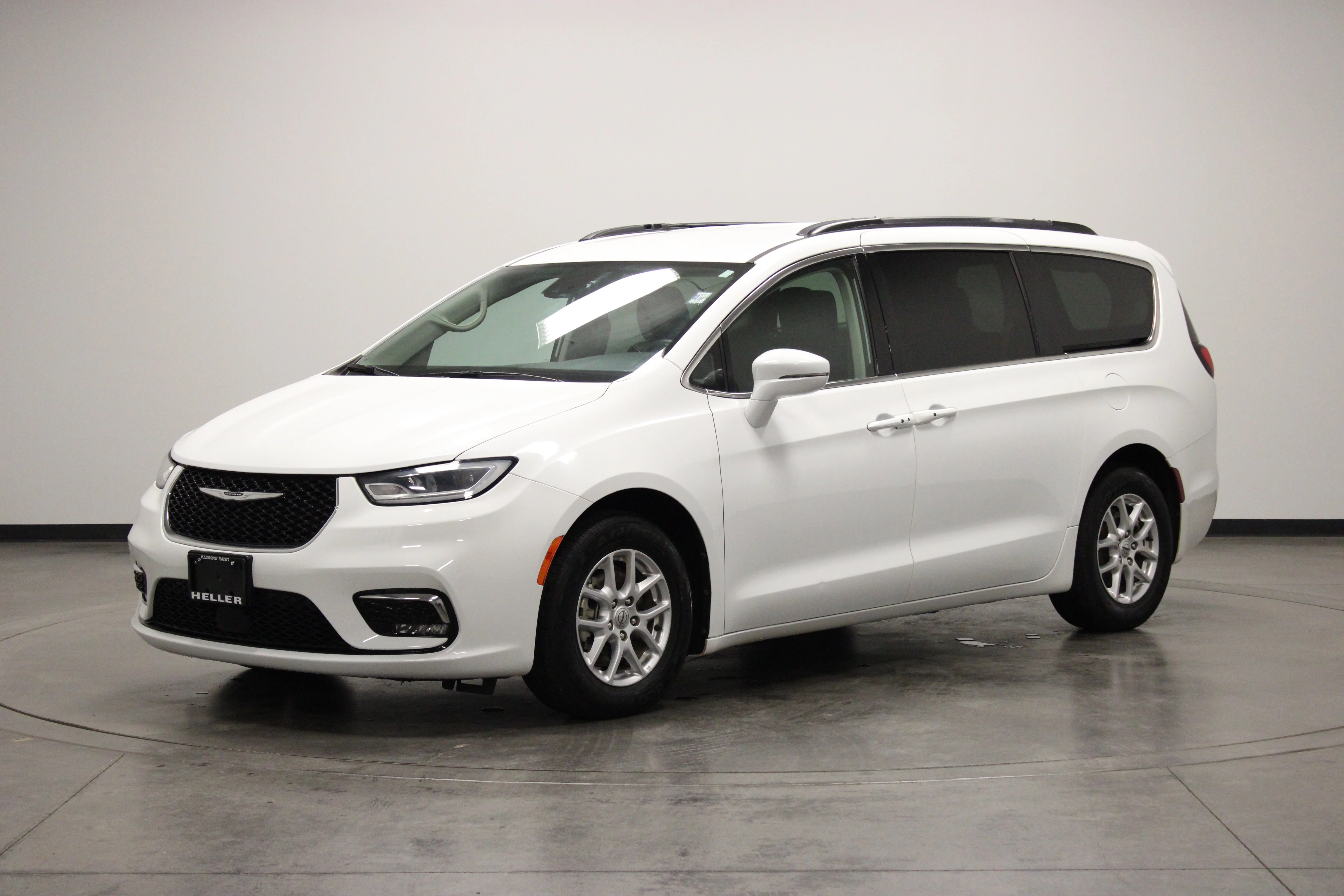 Used 2022 Bright White Clearcoat Chrysler Touring L image 4