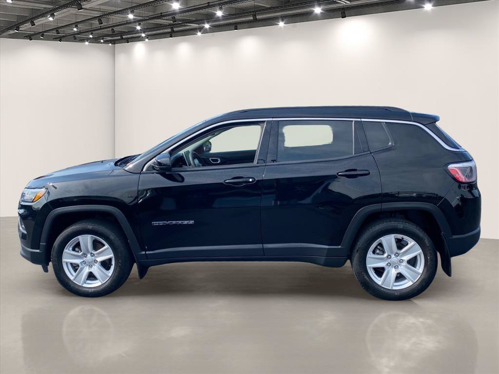 Used 2022 Diamond Black Crystal Pearlcoat Jeep Latitude image 4