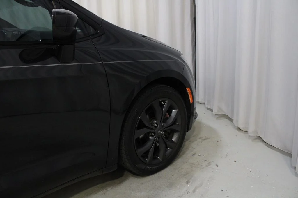 Used 2019 Black Chrysler Touring L Plus image 27