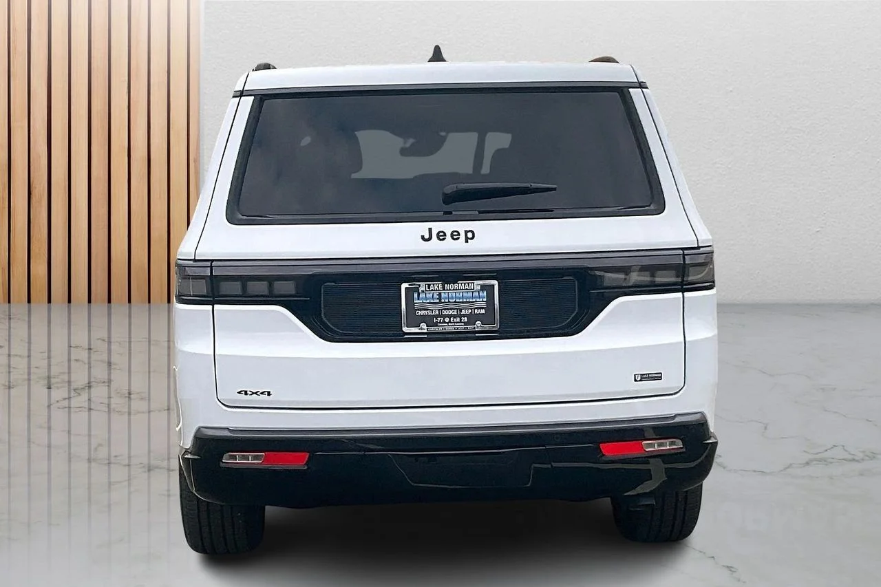 New 2026 Bright White Clear-Coat Exterior Paint Jeep Limited Altitude image 8