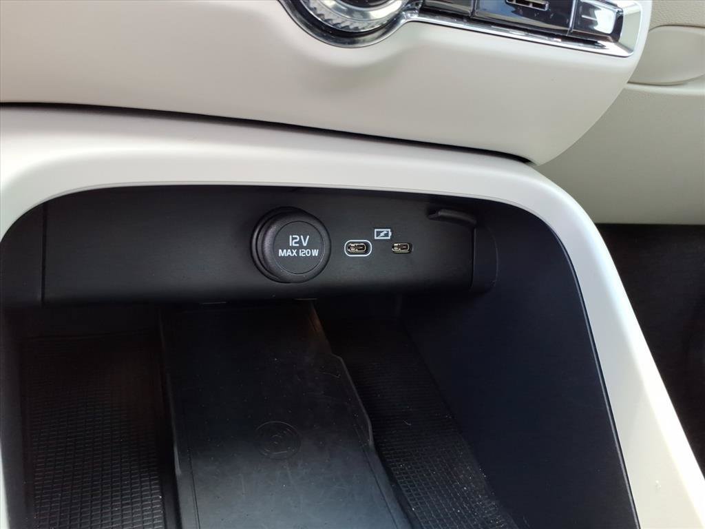 Certified Used 2025 Sage Green Metallic Volvo Ultra Dark Theme image 19
