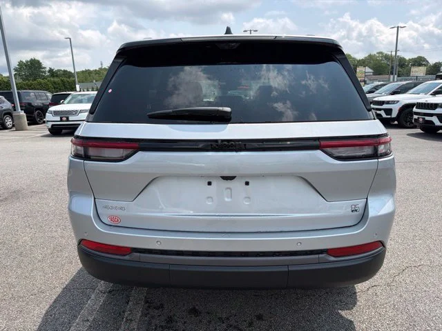 New 2026 Silver Jeep  image 4