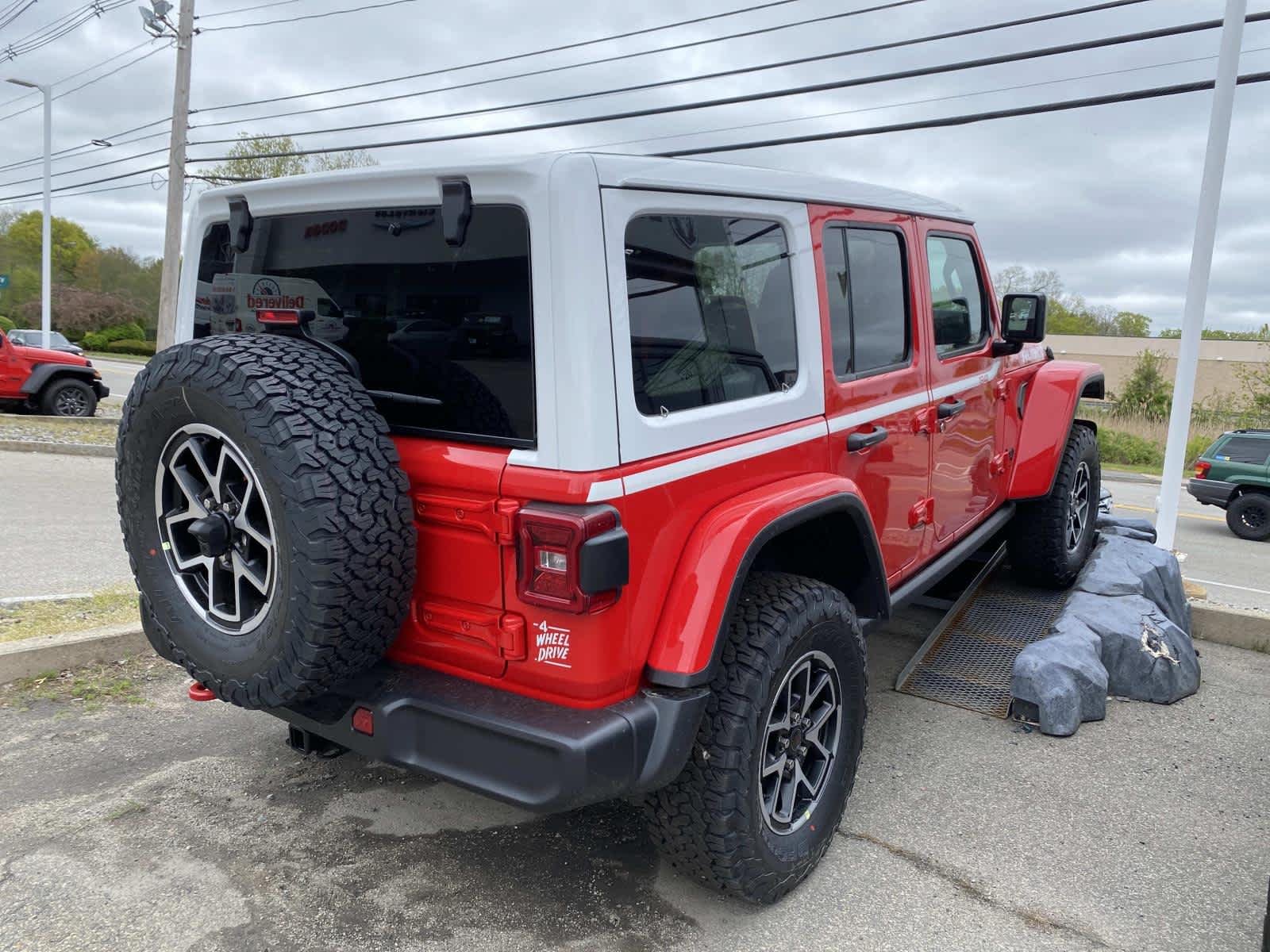 New 2026 Firecracker Red Clear-Coat Exterior Paint Jeep Rubicon image 2