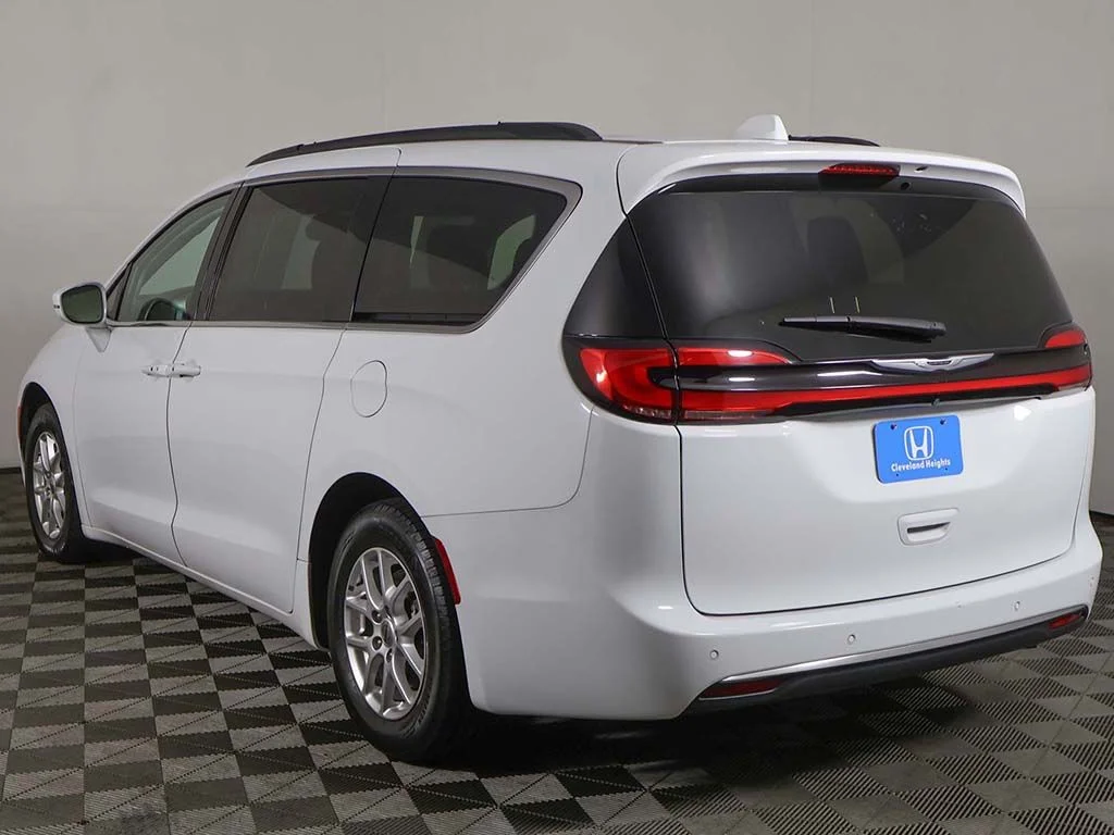 Used 2022 Bright White Clearcoat Chrysler Touring L image 9