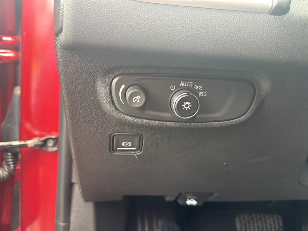 Used 2023 Red GMC SLE image 27
