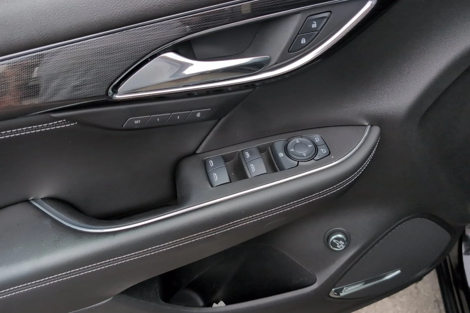 Used 2022 EBONY TWILIGHT METALLIC Buick Essence image 12