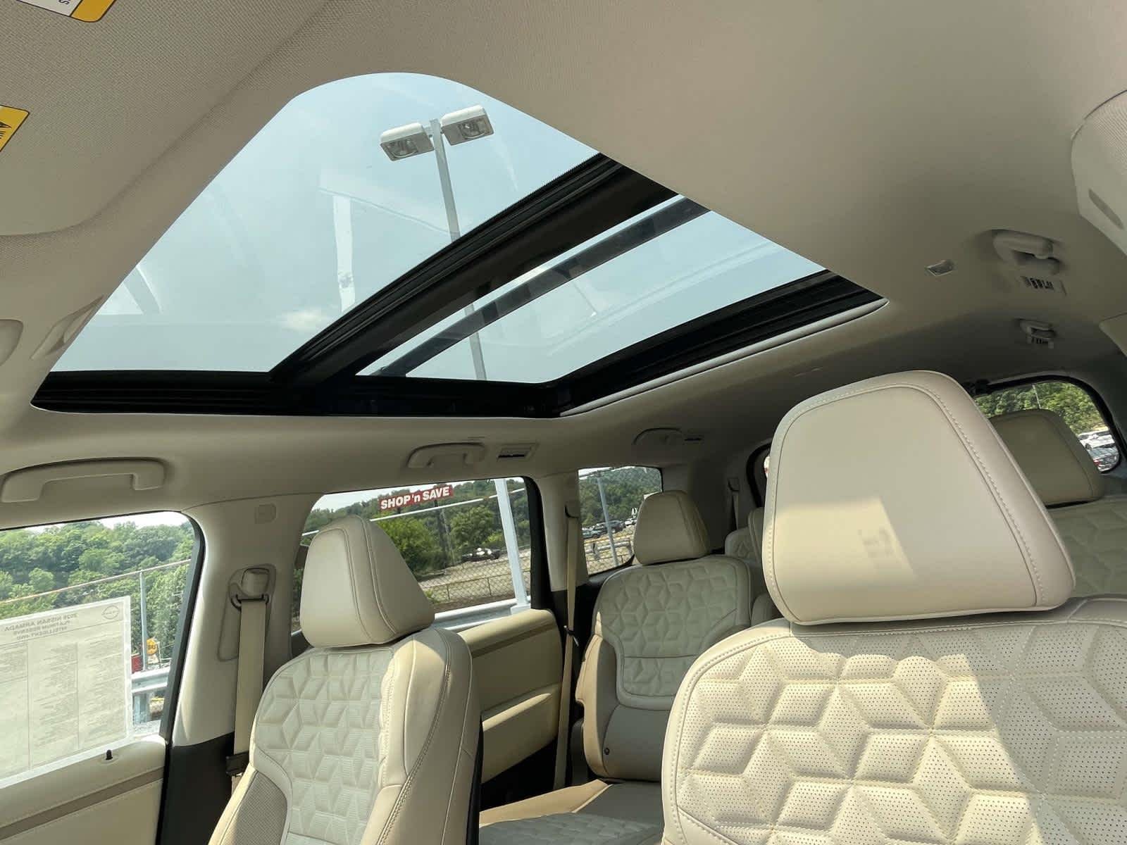 New 2026 Everest White Pearl Tricoat/Super Black Nissan Platinum Reserve image 5
