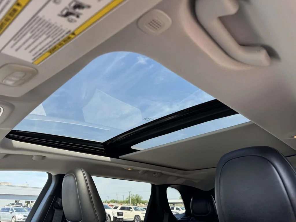 Used 2020 Gray Jeep Latitude Plus image 4
