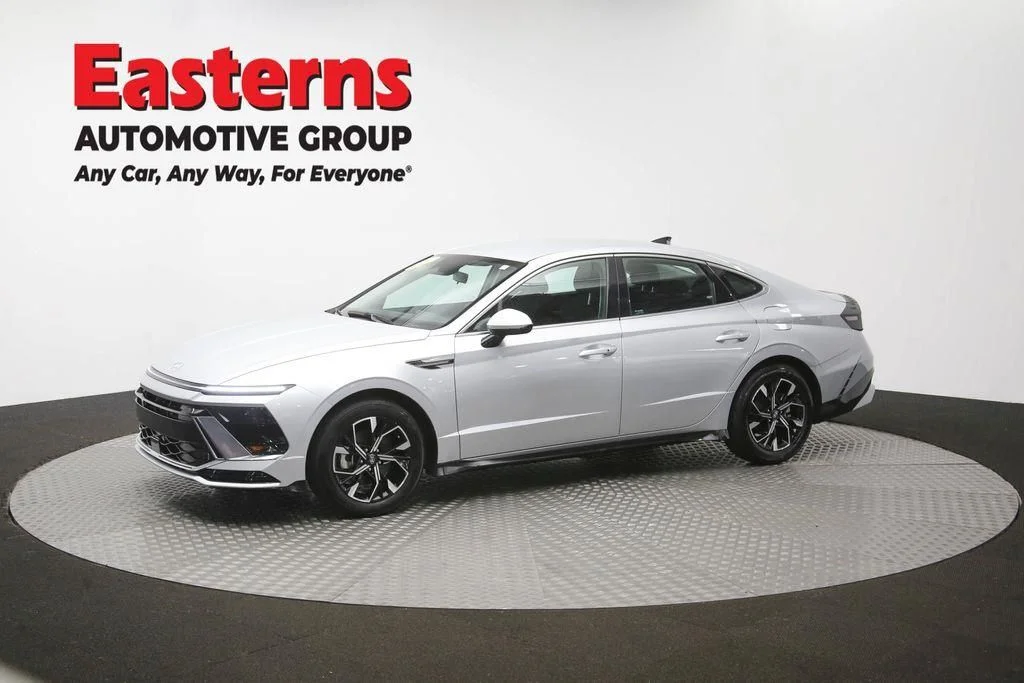 Used 2025 Silver Hyundai SEL image 60