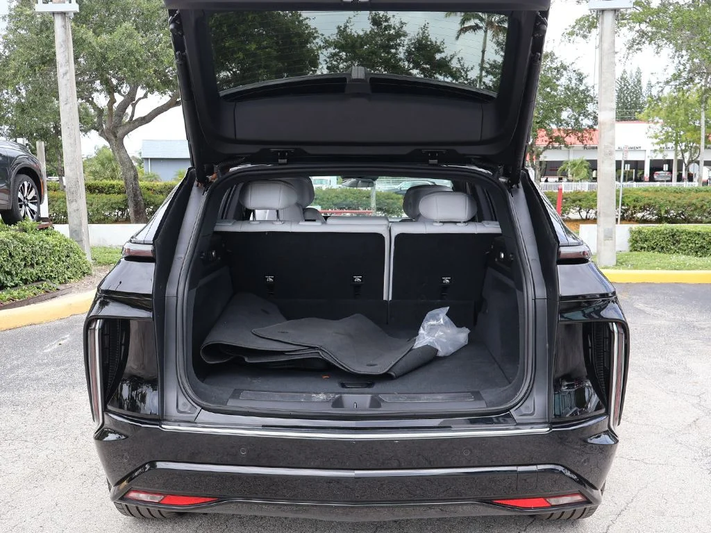 Used 2025 Black Cadillac Luxury image 23