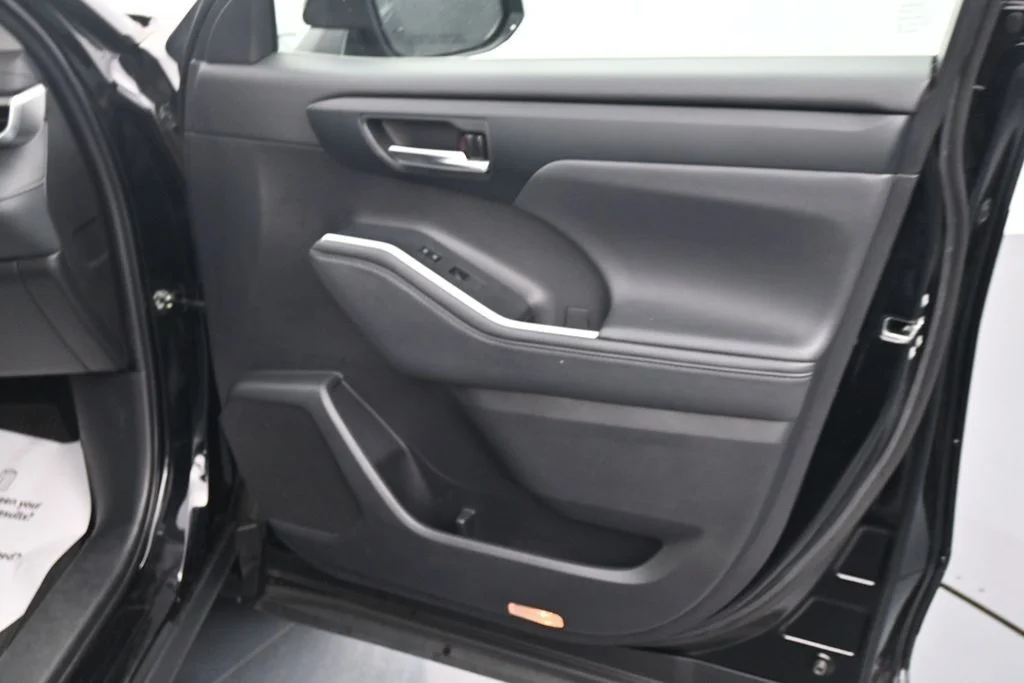 Used 2022 Black Toyota XLE image 11