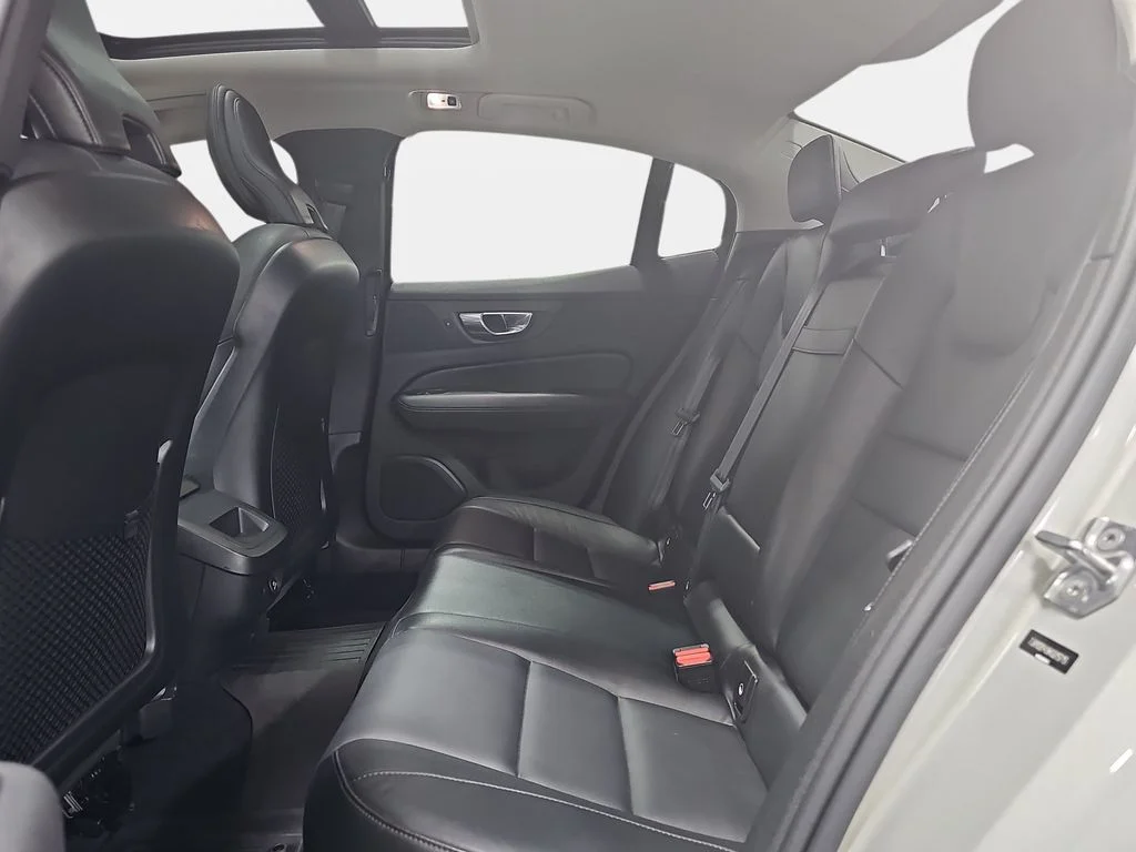 Used 2019 Beige Volvo T5 Momentum image 12