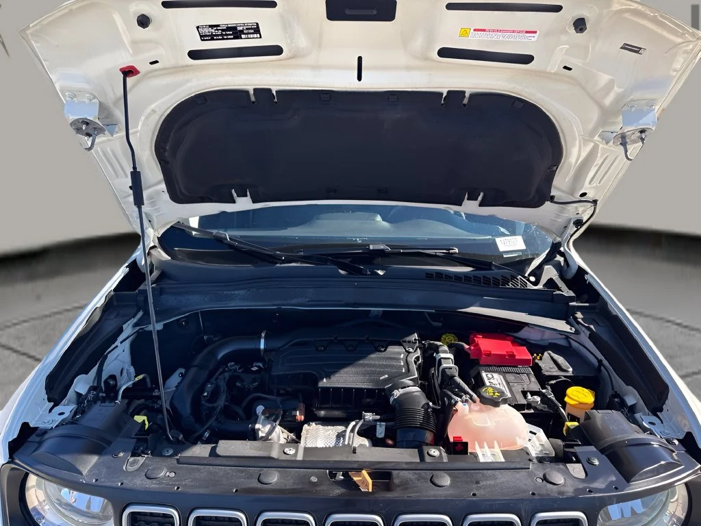 Used 2022 White Jeep Latitude image 27
