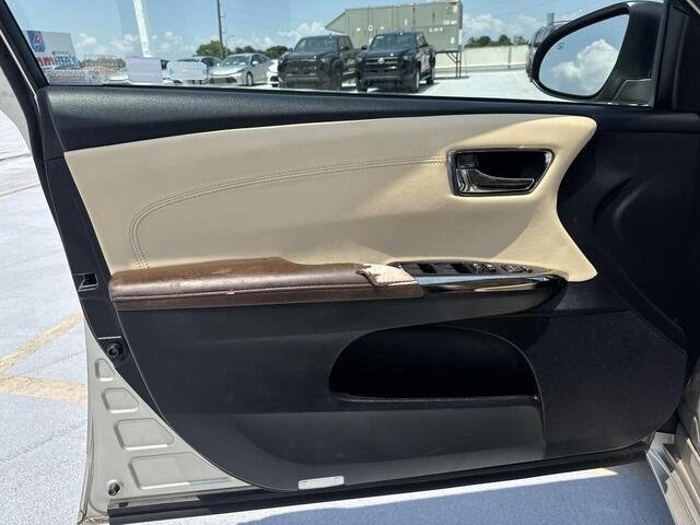 Used 2018 Creme Brulee Mica Toyota XLE image 18