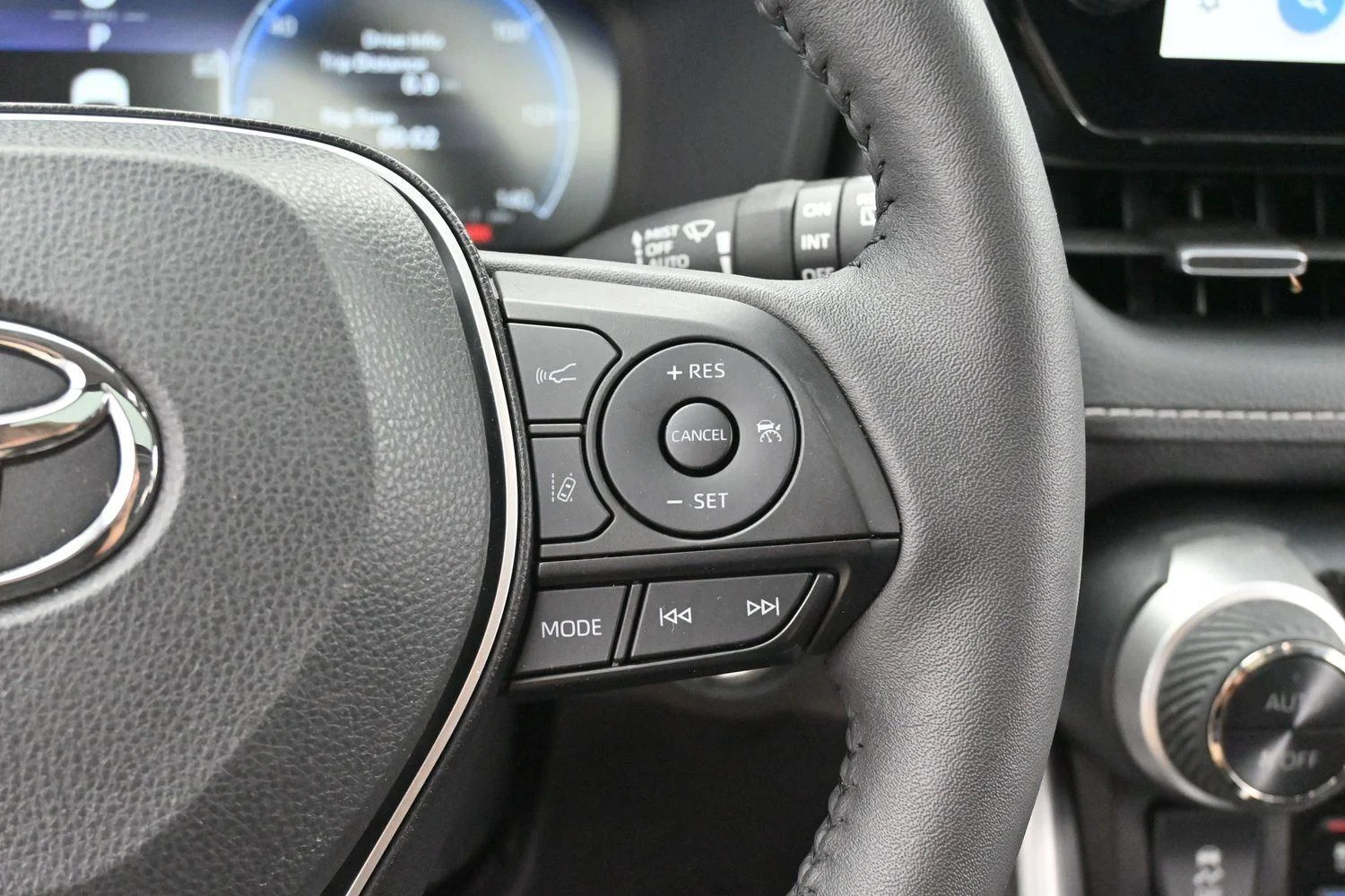 Used 2025 Wind Chill Pearl Toyota Limited image 16