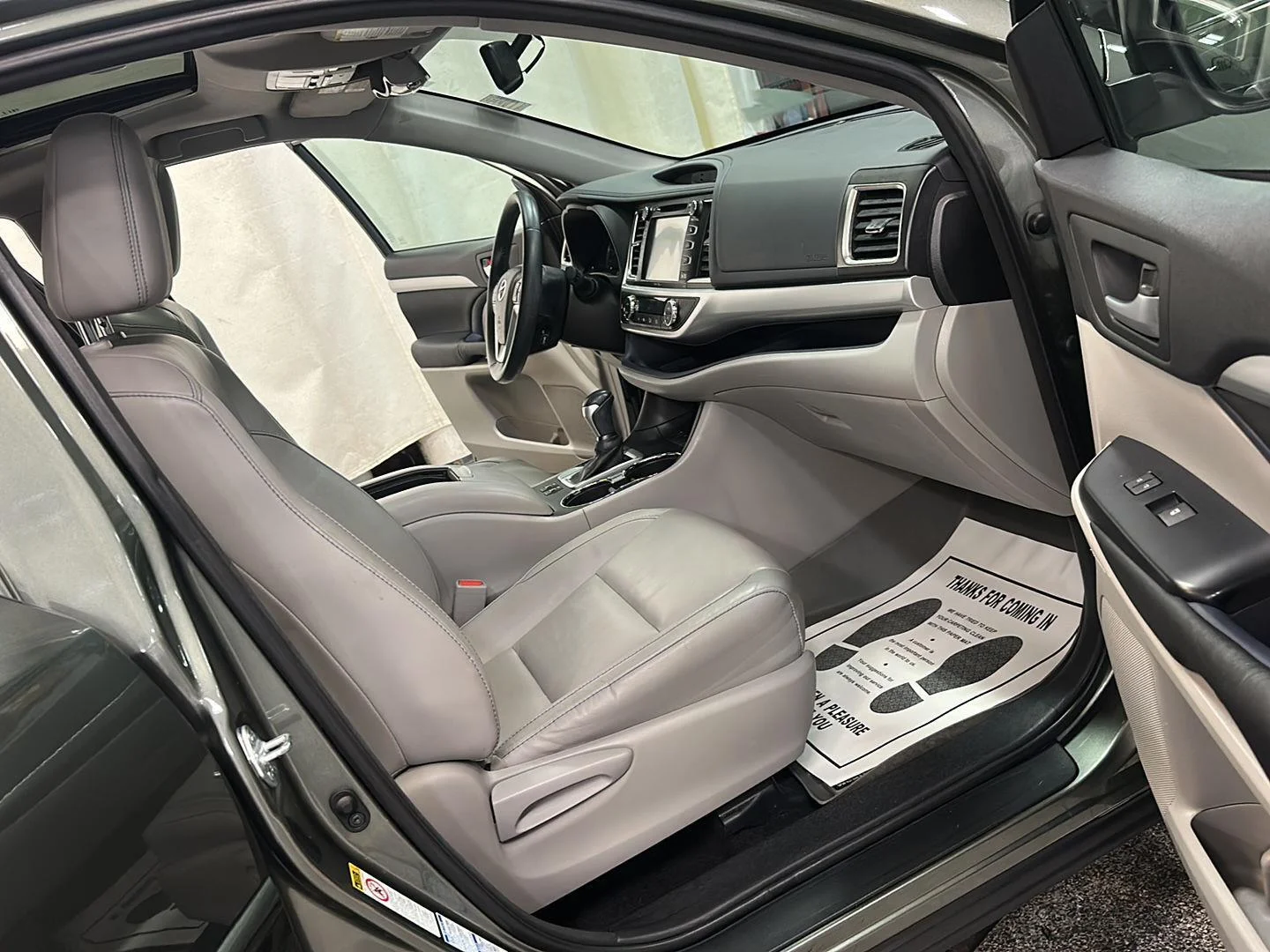 Used 2015 ALUMINA JADE METALLIC TOYOTA XLE image 28
