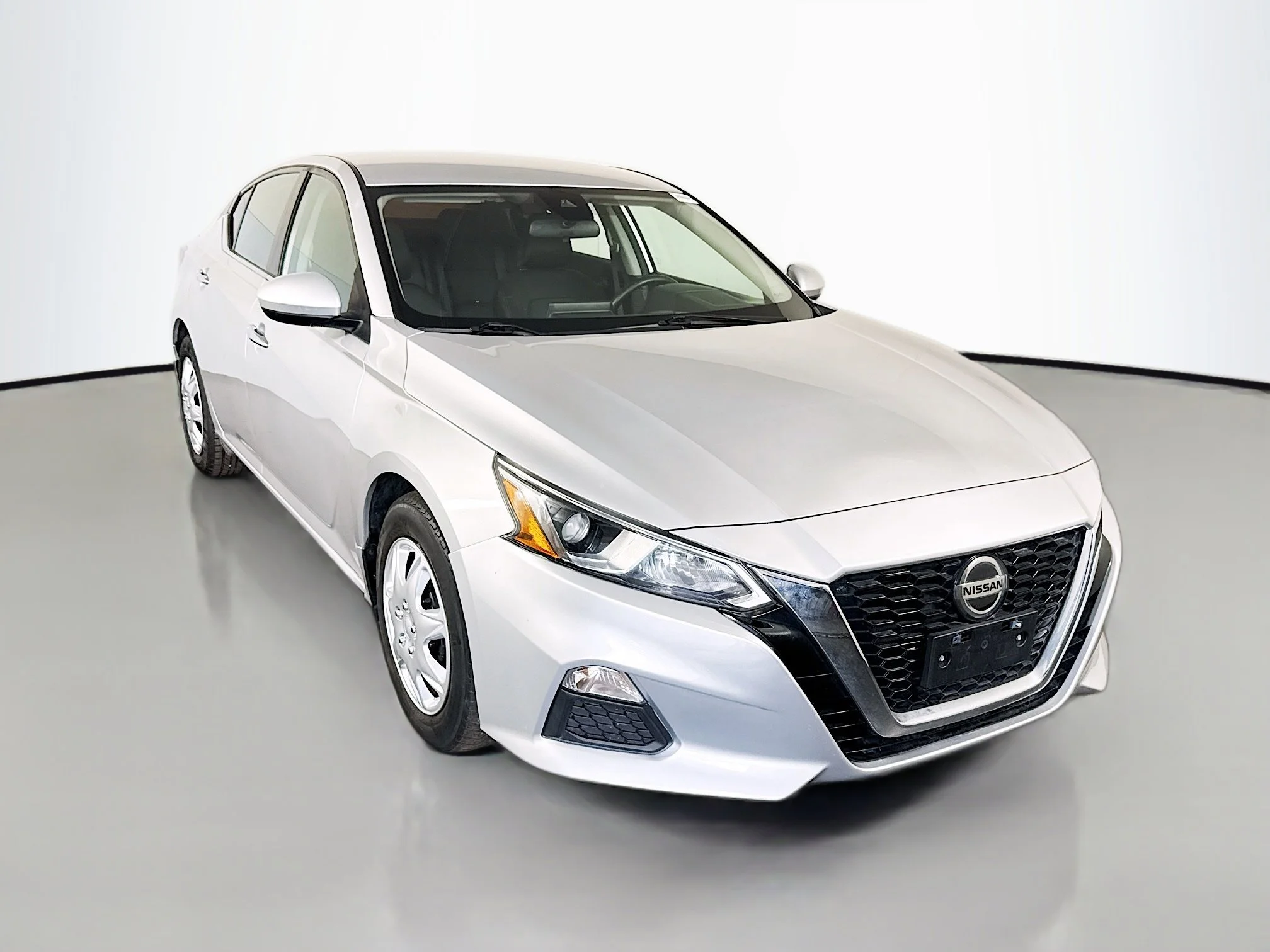 Used 2021 Brilliant Silver Metallic Nissan 2.5 S image 1