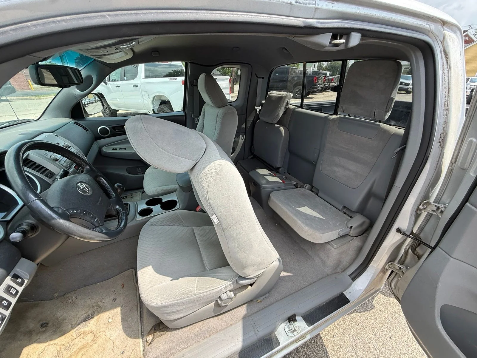 Used 2010  Toyota Base image 21