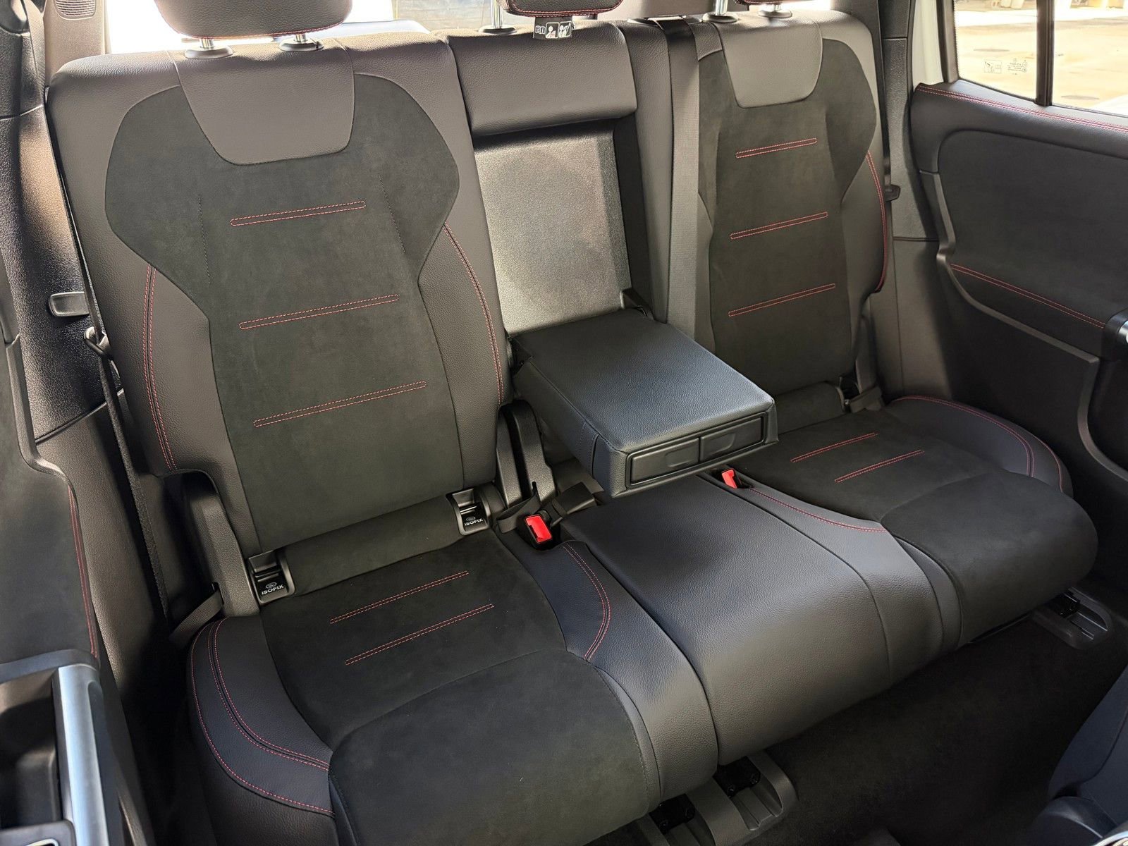 New 2026 Polar White Mercedes-Benz GLB 250 image 41