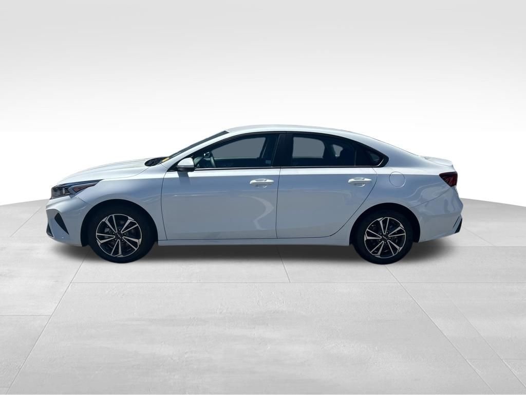 Used 2023 White Kia LXS image 3