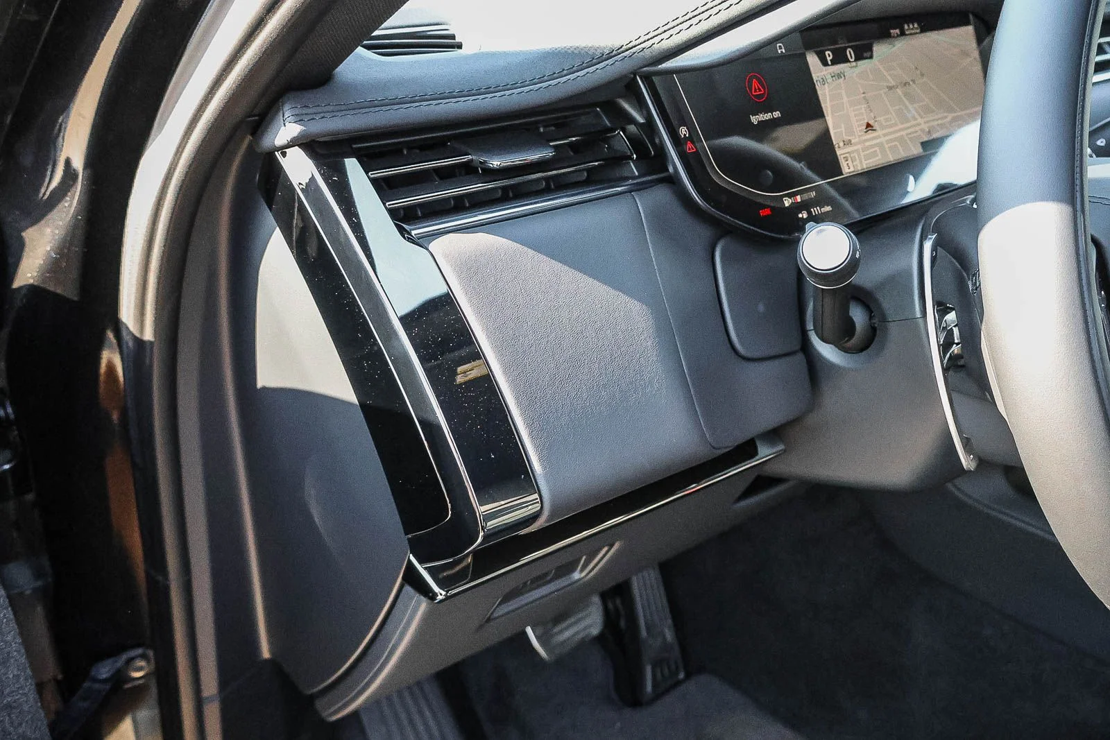 New 2026 Santorini Black Land Rover Dynamic SE image 33