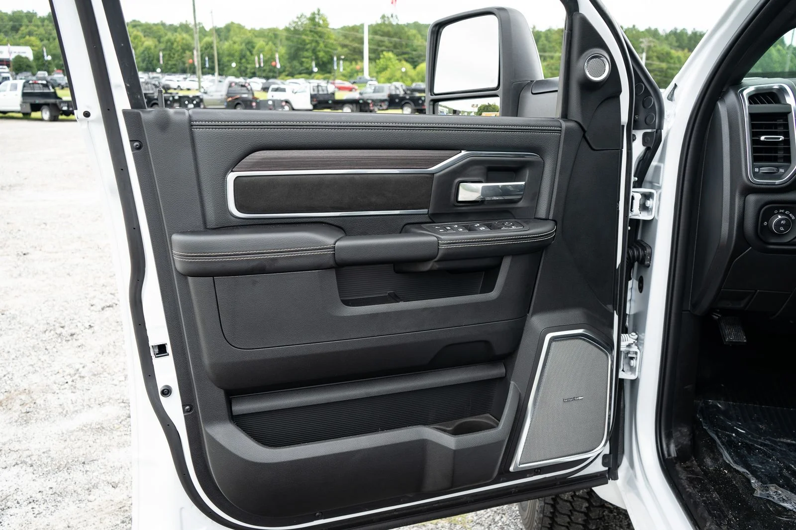 New 2026 Bright White Clearcoat RAM Tradesman image 33