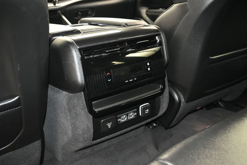 Used 2024 Gray Jeep Base image 18